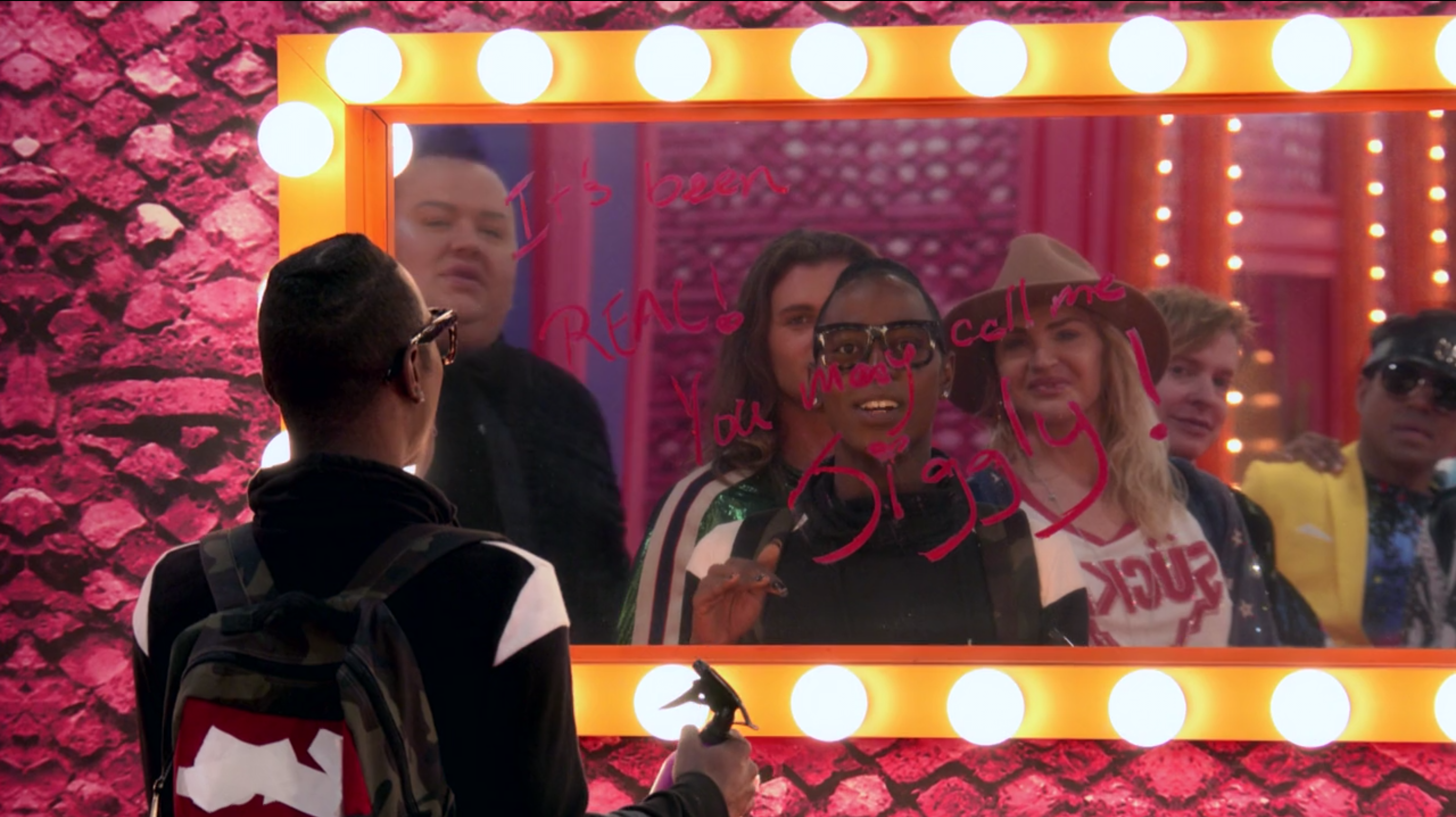 The queens reading Jiggly's message.