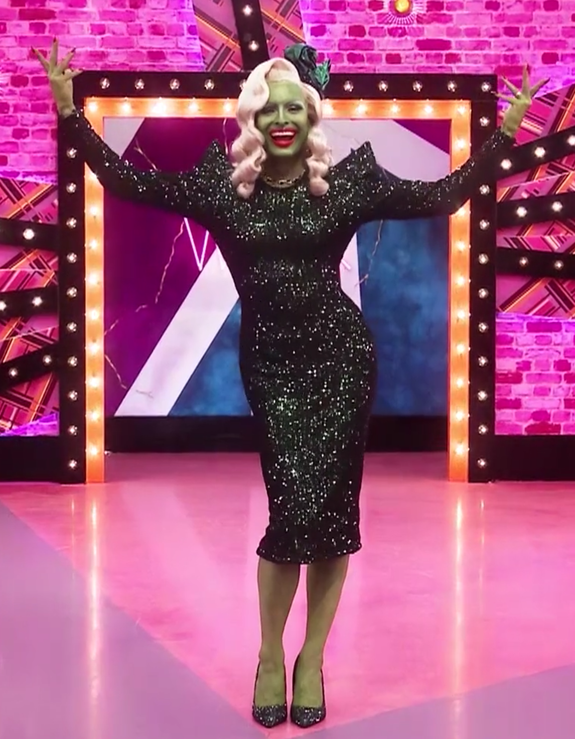 Veronica's entrance look.
