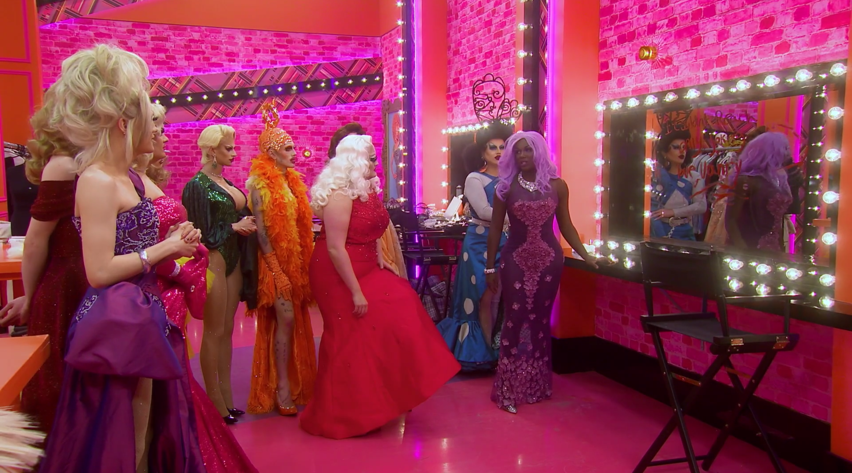 The queens reading Elektra's message.