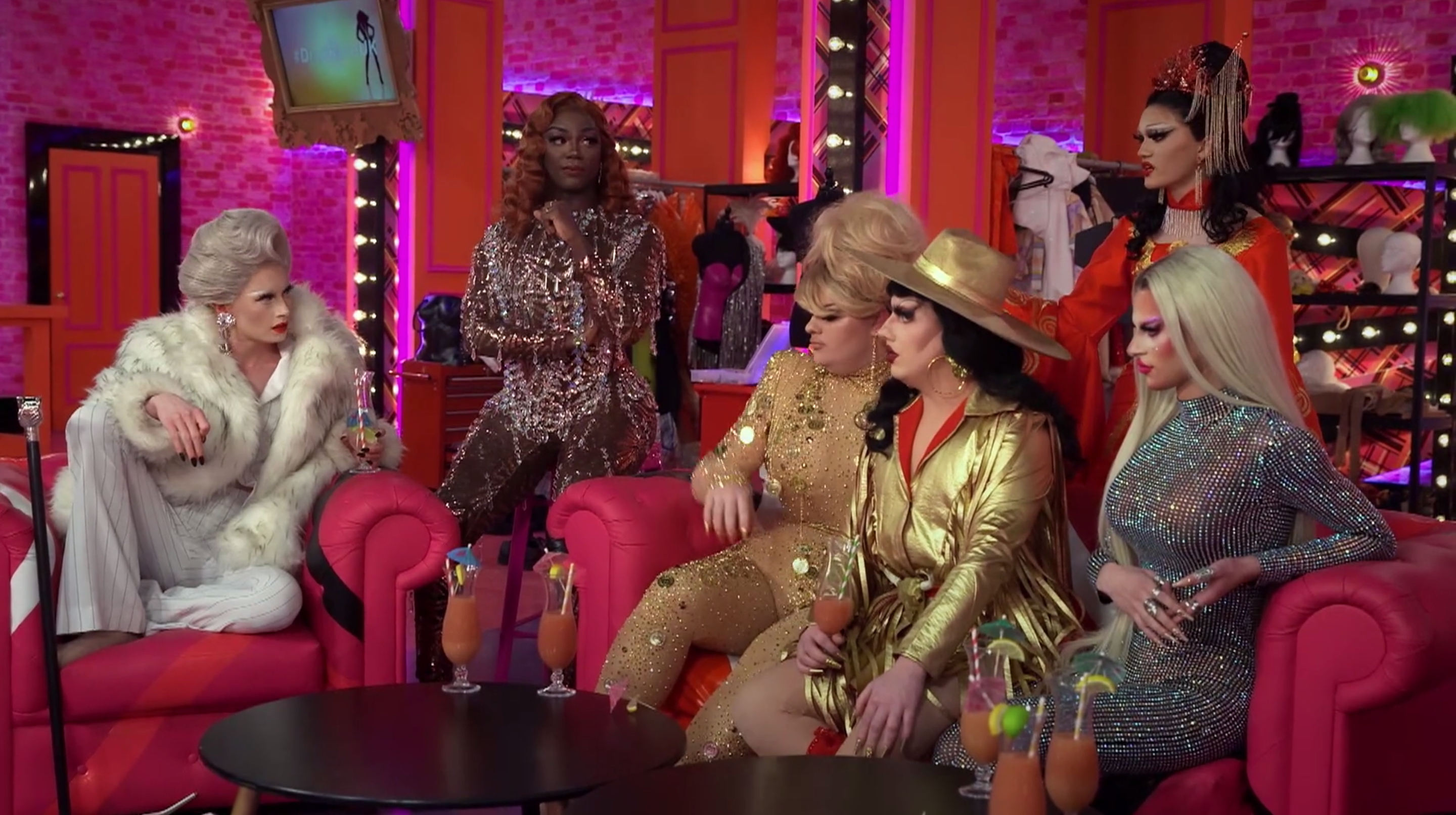 Scarlett arguing with the queens.